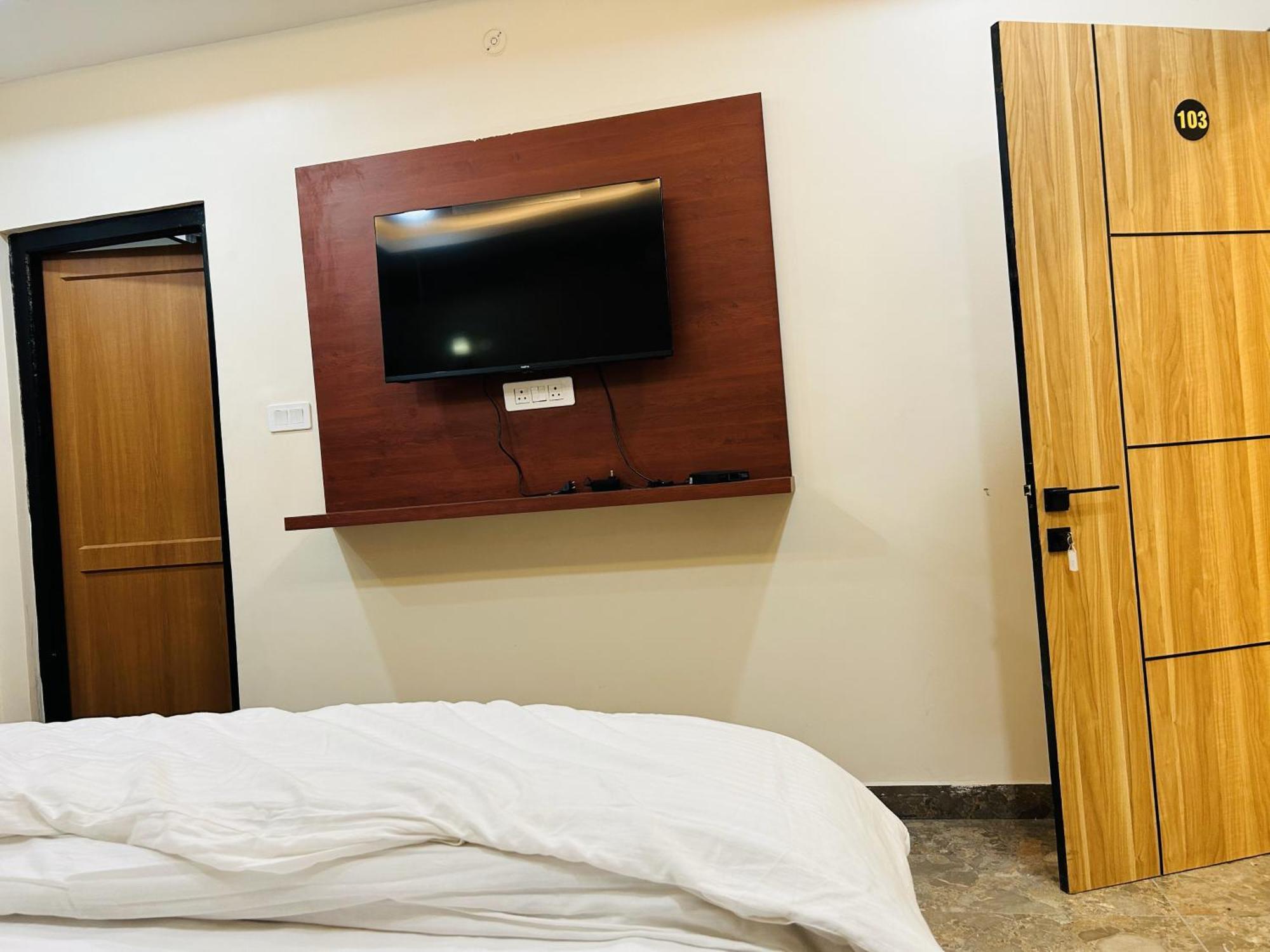 Awadh Samrat Resort Ayodhya Εξωτερικό φωτογραφία